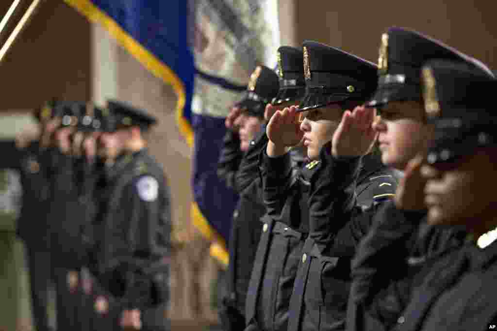 Những thành viên mới nhất của Lực lượng Cảnh sát Quốc hội Hoa Kỳ trong buổi lễ tốt nghiệp ở Đồi Capitol, Washington, Mỹ. Cảnh sát Quốc hội &quot;sẽ tiếp tục cảnh giác cao nhất&quot; và đang tăng cường an ninh xung quanh khu nhà này sau những vụ tấn công khủng bố ở Paris.