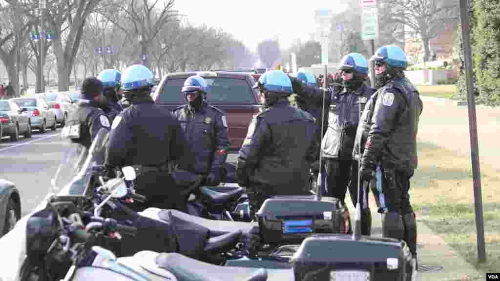 Des policiers encadrent la&nbsp;marche contre les bavures policières à Washington&nbsp; près du Capitol.