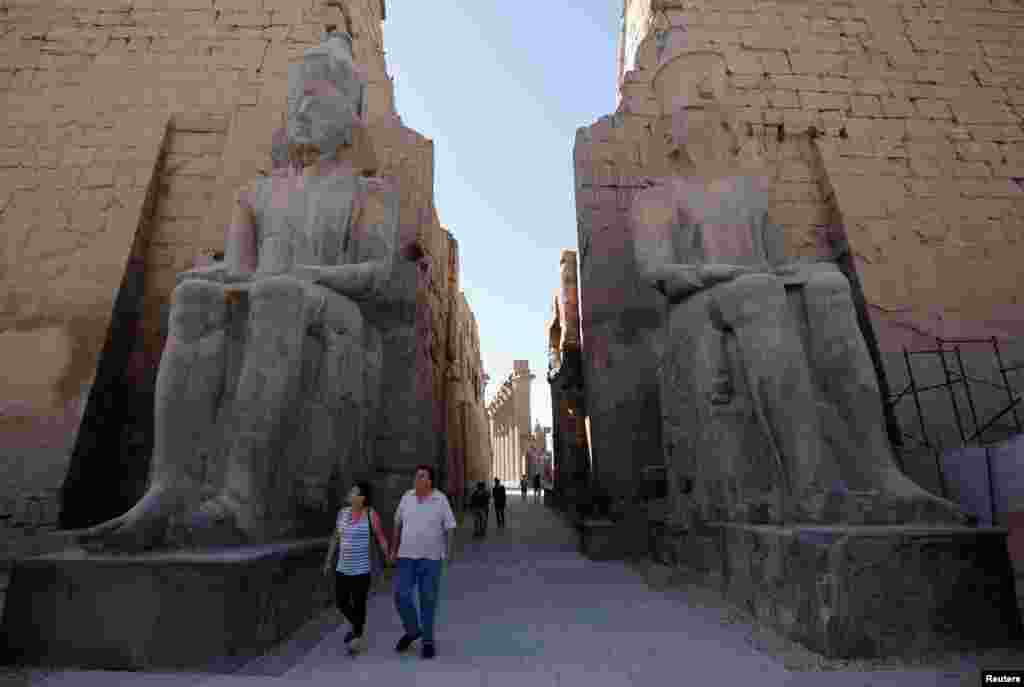 جهانگردی در معبد اقصر در قاهره مصر.