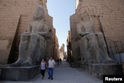 گردشگران در معبد اقصر در شهر بندری اقصر، جنوب قاهره مصر قدم می زنند