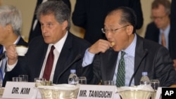 Президент Всемирного Банка Джим Ким (слева)