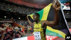 Usain Bolt de la Jamaïque jubile après avoir remporté la médaille d'or au 100 m hommes aux Championnats du monde d'athlétisme au Nid d'oiseau à Pékin, 23 août 2015. (AP Photo / Lee Jin-man)