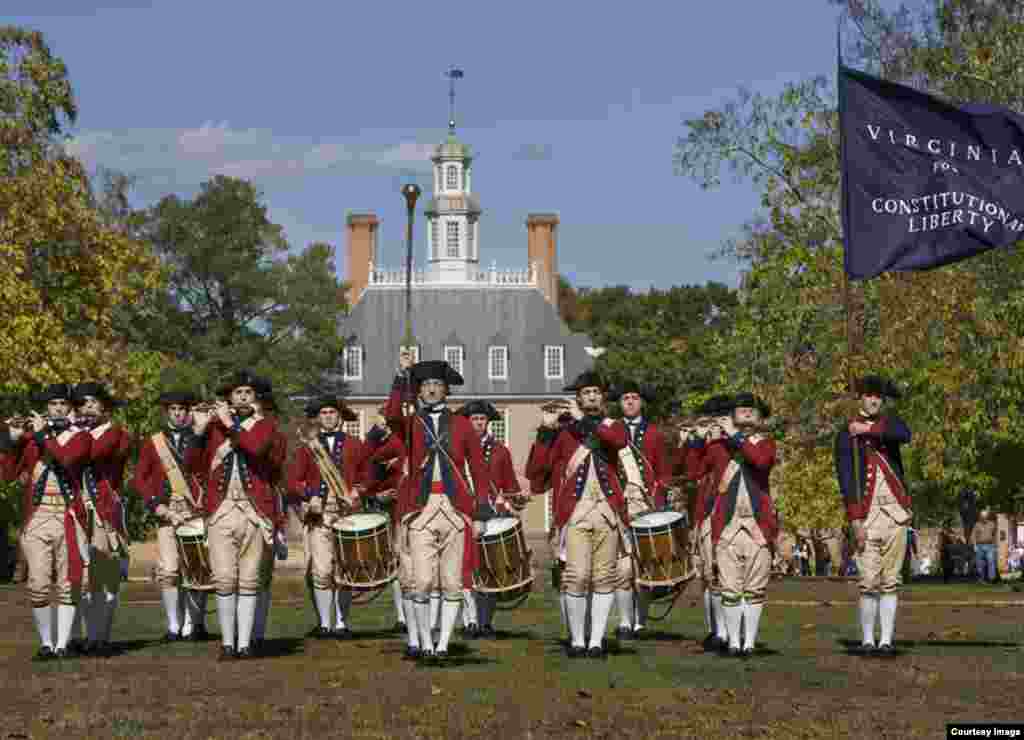 Pasukan Seruling dan Drum Colonial Williamsburg di depan Istana Gubernur. (Foto: Yayasan&nbsp;Colonial Williamsburg) 