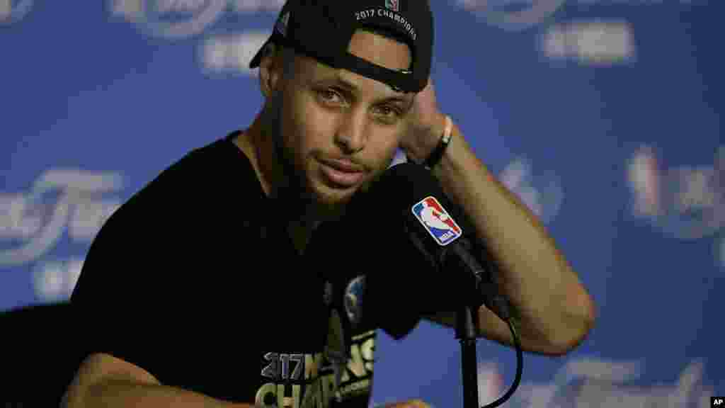 Stephen Curry parle lors d&#39;une conférence de presse à Oakland, en Californie, le 12 juin 2017.