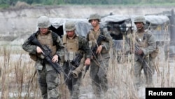 2013年参加美国和菲律宾联合军事演习的美军在巡逻