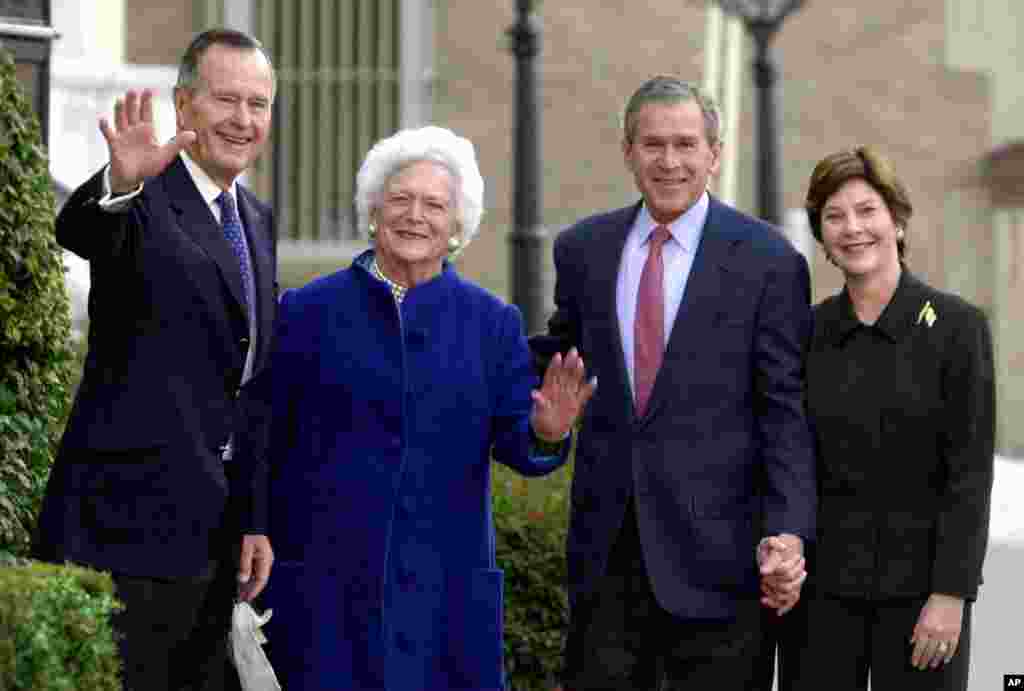 باربارا بوش و همسرش در کنار فرزندش جرج دبلیو بوش چهل و سومین رئیس جمهوری آمریکا و همسرش.