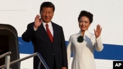 Presiden China Xi Jinping dan ibu negara Peng Liyuan tiba di Bali untuk menghadiri KTT APEC (5/10). Ketidakhadiran Presiden Obama dimanfaatkan China untuk melakukan diplomasi gencar. 