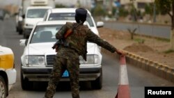 5일 미국 등 여러 나라가 테러위협으로 예멘 주재 대사관을 폐쇄된 가운데, 사나에서 경찰이 차량을 검문하고 있다.