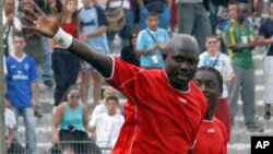 George Weah, lors d'un match de jubilé à Marseille 11 juin 2005.