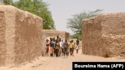 Des enfants de Zibane-Koira Zéno, un village de la région de Tillabéri se rassemblent le 12 mai 2020, quatre jours après une attaque d'hommes armés.