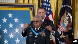 지난해 3월 백악관에서 바락 오바마 미국 대통령이 6.25전쟁 참전 미군 병사에게 미국 최고의 무공훈장인 명예훈장을 수여하고 있다.(자료)