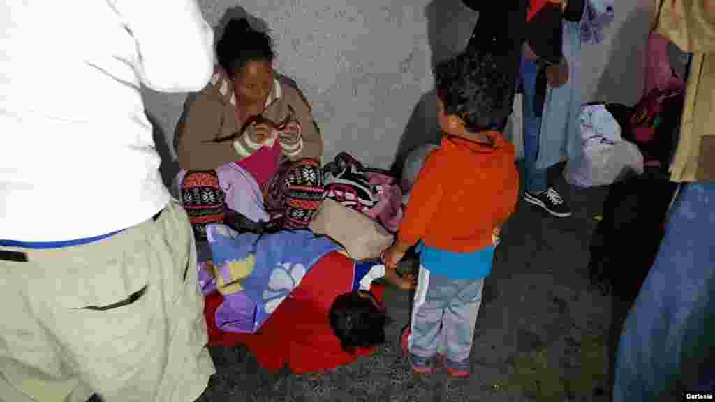 Así pasaron la noche en Centra Norte, en Ciudad de Guatemala, algunos migrantes hondureños que van rumbo a la frontera con México. Foto: Germán Cabrera