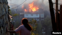 Incendio en Valparaíso arrasa con al menos 200 viviendas. Las autoridades creen que el fuego fue intencional.