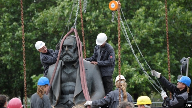 Công nhân Đức tháo dỡ một bức tượng Karl Marx vào năm 2010.