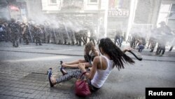 Des policiers turcs utilisent des canons à eau pour disperser les militants LGBT avant la parade de la Gay Pride à Istanbul, Turquie, 28 juin 2015.