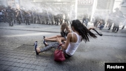 Polisi menembakkan meriam air ke arah para aktivis LGBT dalam parade di Istanbul, Minggu (28/6).