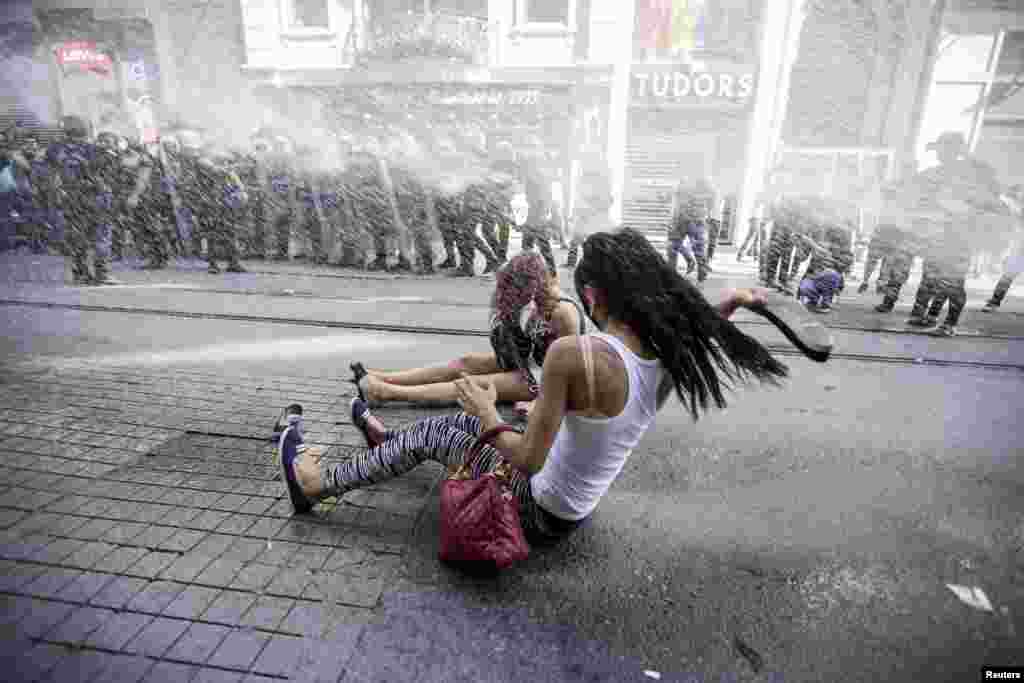 Polisi anti-huru hara menembakkan meriam air ke arah para aktivis LGBT dalam pawai Gay Pride di Istanbul, Minggu (28/6).&nbsp;(Reuters/Kemal Aslan)