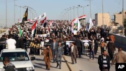 Người Hồi giáo Shia xuống đường biểu tình tại Najaf, khoảng 160km về phía nam thủ đô của Iraq, với hình ảnh của giáo sĩ bị tử hình Sheikh Nimr al-Nimr, ngày 4/1/2016.