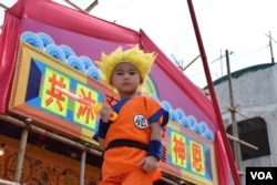 Anak kecil meniru karakter kartun “Dragon Ball” Son Goku. (VOA-Kanton-Tong)