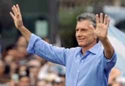 El presidente argentino, Mauricio Macri, saluda a sus partidarios durante un mitin de despedida en el palacio presidencial de Casa Rosada en la Plaza de Mayo, en Buenos Aires, el 7 de diciembre de 2019.