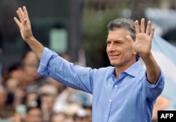 El presidente argentino, Mauricio Macri, saluda a sus partidarios durante un mitin de despedida en el palacio presidencial de Casa Rosada en la Plaza de Mayo, en Buenos Aires, el 7 de diciembre de 2019.