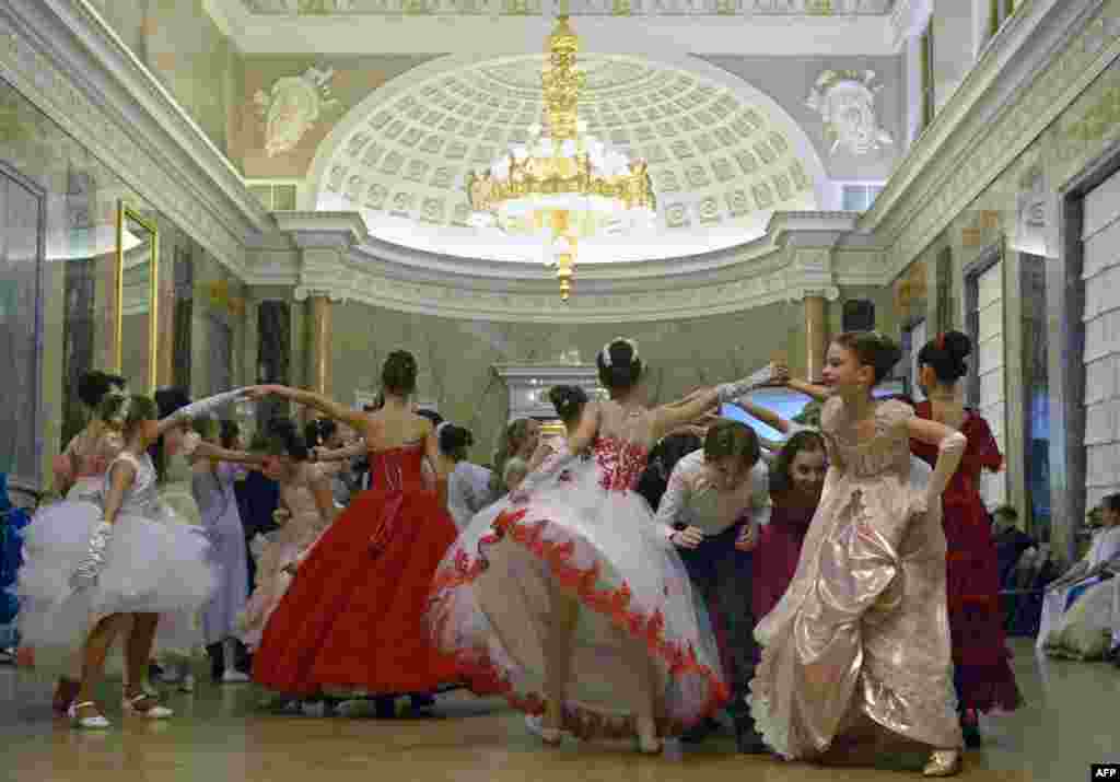 Para peserta menari selama perayaan Natal di Saint Petersburg, Rusia, 27 Desember 2016.
