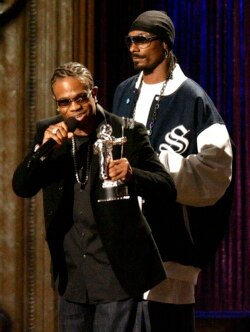 El músico de Hip-hop, 'Chamillionaire' cuando recibía un premio MTV en 2006, junto a su colega Snoop Dogg.