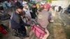 Rescatistas trasladan a una mujer herida en el accidente de un camión con migrantes en una autopista en Tuxtla Gutiérrez, en el estado de Chiapas, México, el 9 de diciembre de 2021. 