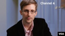 Edward Snowden membantah para pengecam yang menyebutnya hanya sebagai analis tingkat rendah.