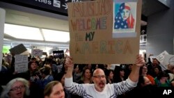 Los manifestantes acudieron al aeropuerto JFK de Nueva York, a una de las terminales en una protesta espontánea.