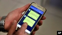 Seorang warga Iran menggunakan apps media sosial Telegram di ponselnya (foto: dok).