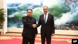 Pemimpin Korea Utara, Kim Jong-un (kiri) dan Menteri Luar Negeri Rusia Sergei Lavrov di Pyongyang, Korea Utara, 31 Mei 2018.