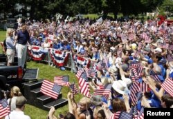 Kandidat Presiden dari partai Republik, Mitt Romney (dua dari kiri) dan istrinya, Annbersama para pendukungnya di Wolfeboro, New Hampshire (4/7)