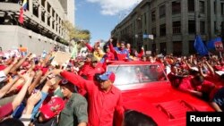 El presidente venezolano Maduro es saludado por sus seguidores, mientras en Estados Unidos se ve un anunciado aislamiento de su gobierno.