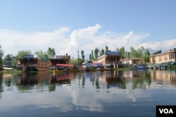 The usually bustling Dal Lake, the center of attraction in Kashmir's summer capital Srinagar, wore a desolate look this year. (A. Pasricha/VOA)