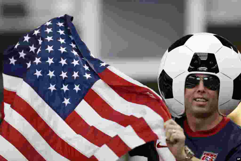 Vestido a tono con la Copa Oro 2013, el fanático de Estados Unidos celebra la victoria 3 a 1 ante Honduras en el Cowboys Stadium en Arlington, Texas, en el partido semifinal.