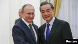 5일 시진핑 국가주석의 특사 자격으로 러시아를 방문한 왕이 중국 국무위원 겸 외교부장(왼쪽)이 블라디미르 푸틴 러시아 대통령과 회동하고 있다. 