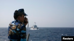 Một quân nhân Việt Nam theo dõi tàu của Trung Quốc ở Biển Đông