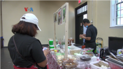 Diaspora Indonesia mengadakan bazar kuliner di tengah pandemi Covid-19 di Queens, New York (foto: VOA).