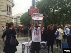 Campaigns kept up their battle to win undecided voters until the last hours before the polls closed. Downpours and flooding in the London area made it difficult for some commuters to reach their polling stations late Thursday. (L. Ramirez/VOA)