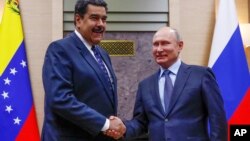 Tổng thống Nga Putin và người đồng nhiệm Venezuela Nicolas Maduro trong một cuộc gặp ở Moscow năm ngoái.