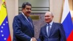Tư liệu- TT Nga Vladimir Putin bắt tay với TT Venezuela Maduro.