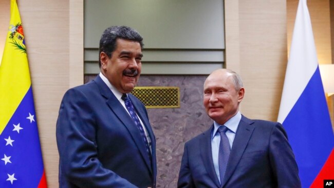 Tổng thống Nga Vladimir Putin (phải) bắt tay với Tổng thống Venezuela Nicolas Maduro trong cuộc gặp tại dinh Novo-Ogaryovo ở ngoại ô Moscow, (ảnh tư liệu 5/12/2018)