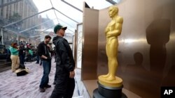 Preparación de la "alfombra roja" de los Premios Óscar en las afueras del Teatro Dolby, en Los Ángeles.