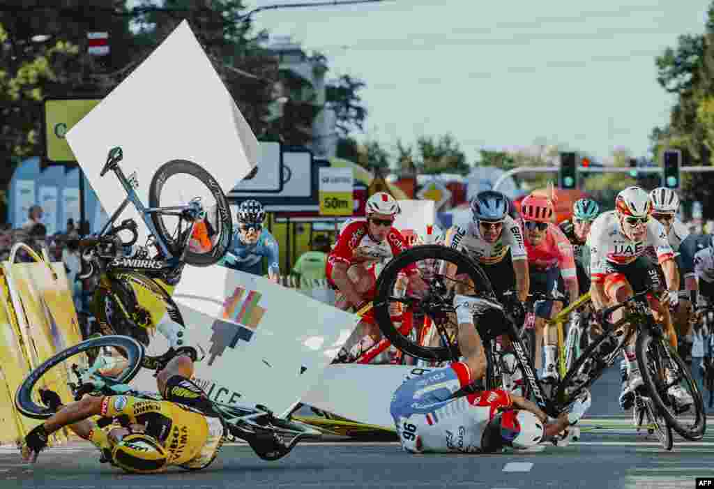 Dutch cyclist Fabio Jakobsen&#39;s bicycle (behind, left) collides with Dylan Groenewegen (on the ground, left) during the opening part of the Tour of Poland race in Katowice, southern Poland, Aug. 5, 2020.