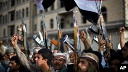 Shi'ite Houthi rebels hold up their weapons at a rally against Saudi-led airstrikes against them, in Sana'a, Yemen, April 10, 2015. 
