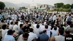 Para wartawan melakukan aksi duduk di luar gedung parlemen Pakistan di Islamabad, mengutuk pembunuhan atas wartawan Syed Salim Shahzad (foto: dok).