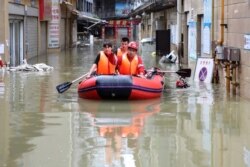 四川省内江的救援人员在搜救遭受洪灾的居民。（2020年8月18日）