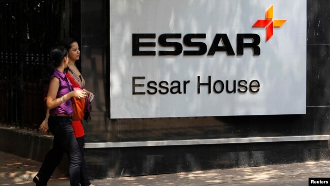 孟买的印度跨国集团艾萨尔集团总部大楼外，一名员工正走过
