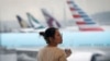 Seorang wanita di Bandara Internasional Hong Kong, Senin, 12 Agustus 2019. Ini adalah salah satu bandara tersibuk di dunia. (Foto: AP/Vincent Thian)